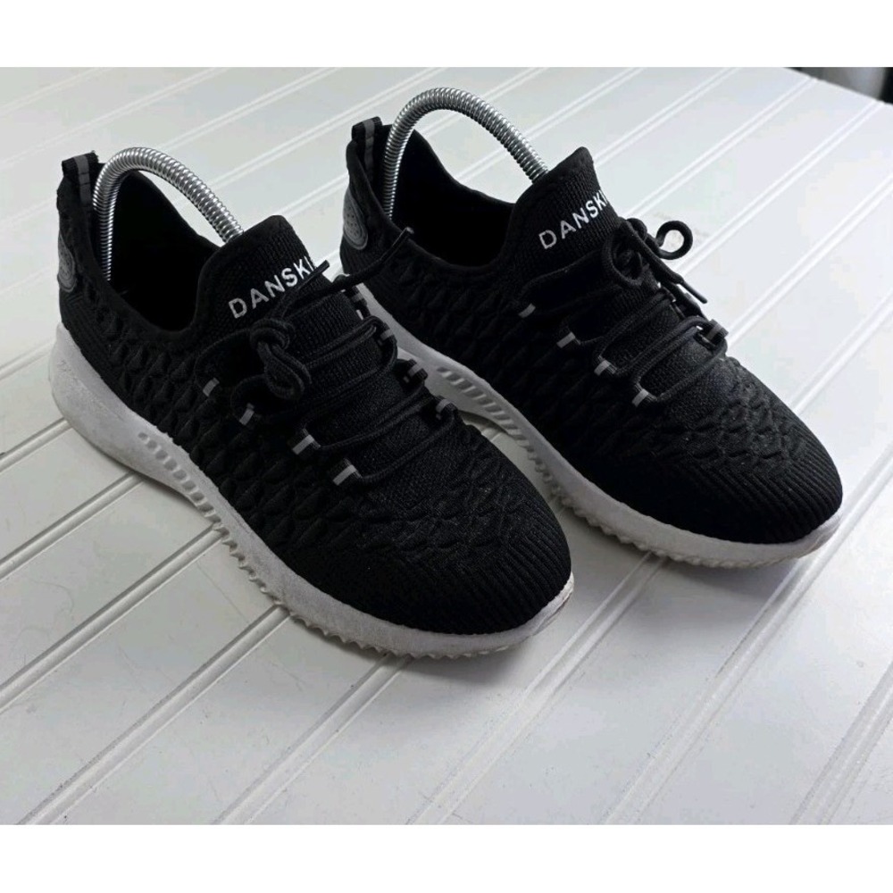 Women's Danskin sneakers STUNT size 9 BLACK AND WHITE